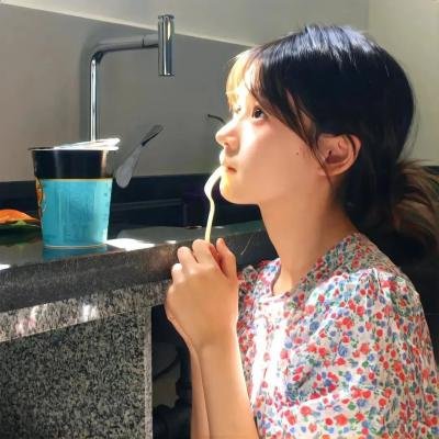 模仿女孩